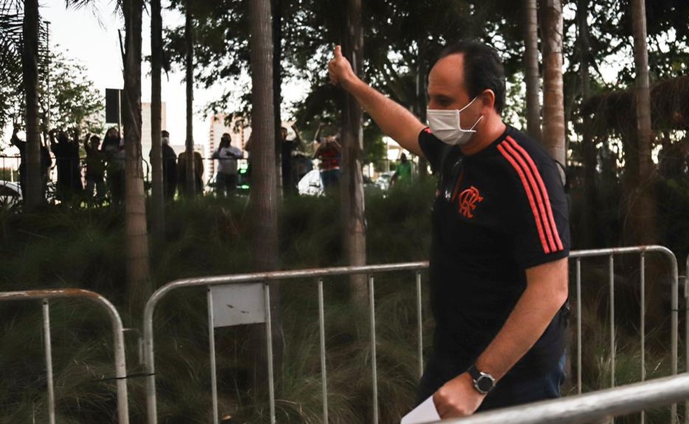 Rogério Ceni acena para torcedores na chegada do hotel em Brasília — Foto: Ricardo Ribeiro