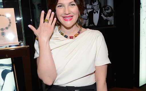 Drew Barrymore exibe anel de coleção em evento de jóias em Beverly Hills