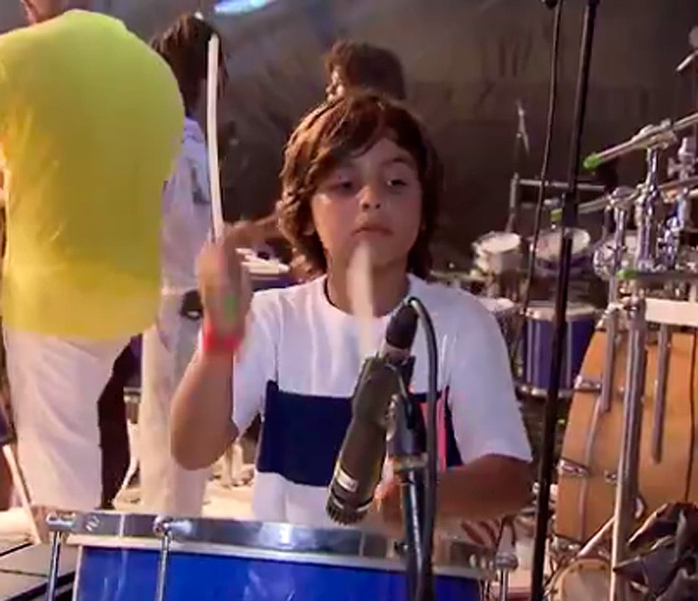 Marcelo Sangalo Cady, filho de Ivete, costuma tocar bateria quando acompanha apresentações da mãe (Foto: Reprodução/ TV Bahia)