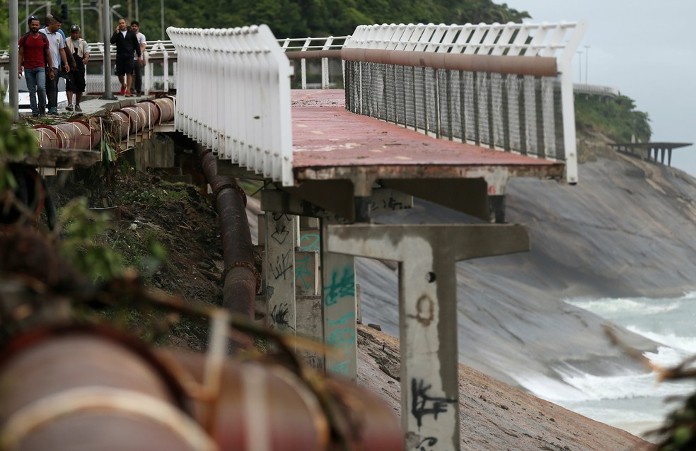 Novo trecho da ciclovia Tima Maia desabou — Foto: REUTERS/Sergio Moraes