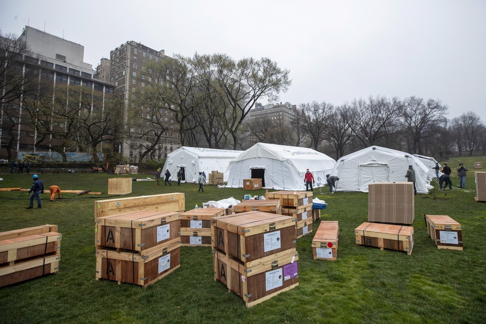 Hospital de campanha sendo montado no Central Park, em Nova York — Foto: Mary Altaffer/AP Photo