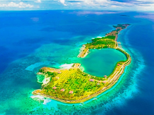 A Ilha de Long Caye fica a 64 km de Belize e tem 160 mil m² (Foto: Reprodução/Engel & Volkers)