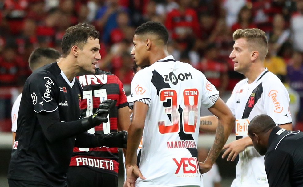 Marrony recebe orientação de Martín Silva no clássico contra o Flamengo — Foto: Carlos Gregório Jr./Vasco
