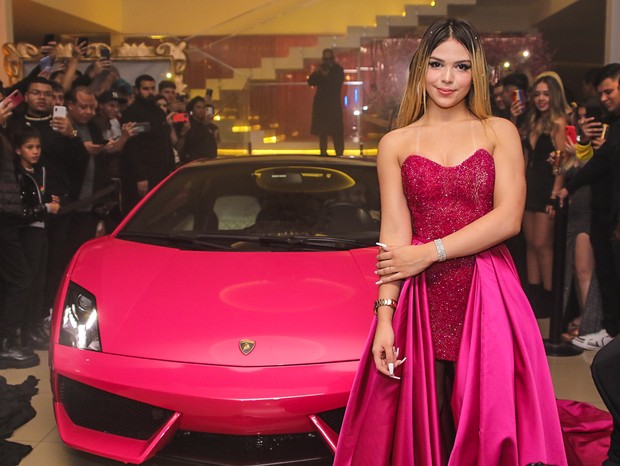 Melody ganha carro de luxo em sua festa de 15 anos (Foto: Thiago Duran/BrazilNews)