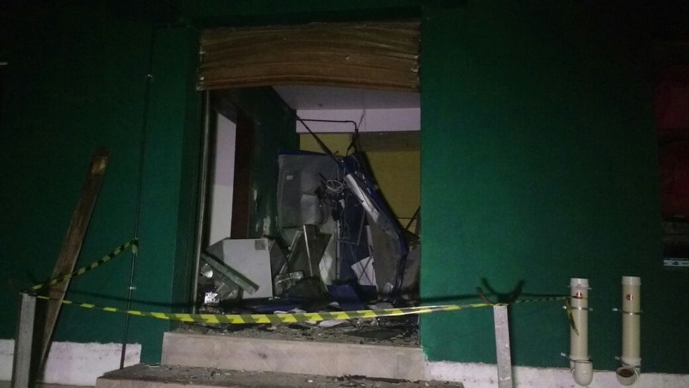 Caixa eletrônico estava localizado dentro de uma clínica veterinária da cidade (Foto: Paulo Ledur/RBS TV)