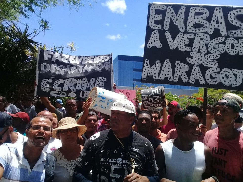 Manifestantes faz protesto na sede da Embasa, em Salvador.  â?? Foto: Arquivo Pessoal / Tv Bahia 