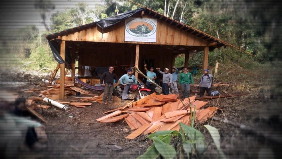 Grupo da ASPRORIB durante construção de sede — Foto: Reprodução/TV Globo