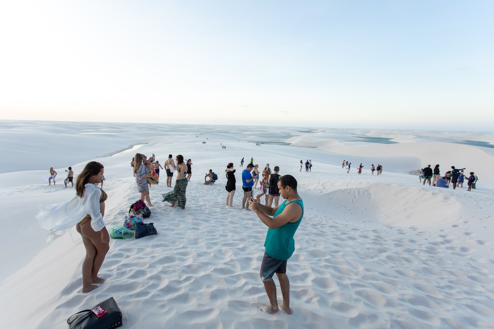 Do alto das dunas, turistas aproveitam para registrar a viagem — Foto: Celso Tavares/G1