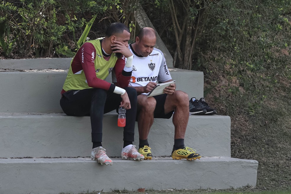 Rogério Maia, preparador de goleiros do Galo, e Everson — Foto: Pedro Souza / Atlético-MG