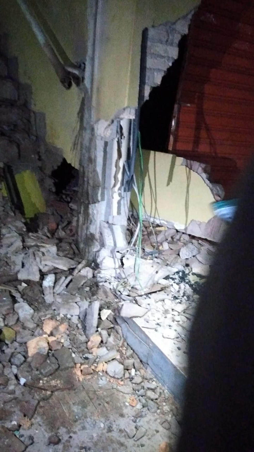 Explosão destruiu parte de um dos prédios alvos de ataque de quadrilha em Rio do Fogo — Foto: Cedida