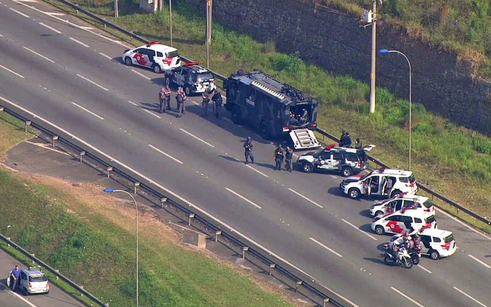 Tropa de Choque acompanha manifestação na Rodovia Anchieta (Foto: TV Globo/Reprodução)