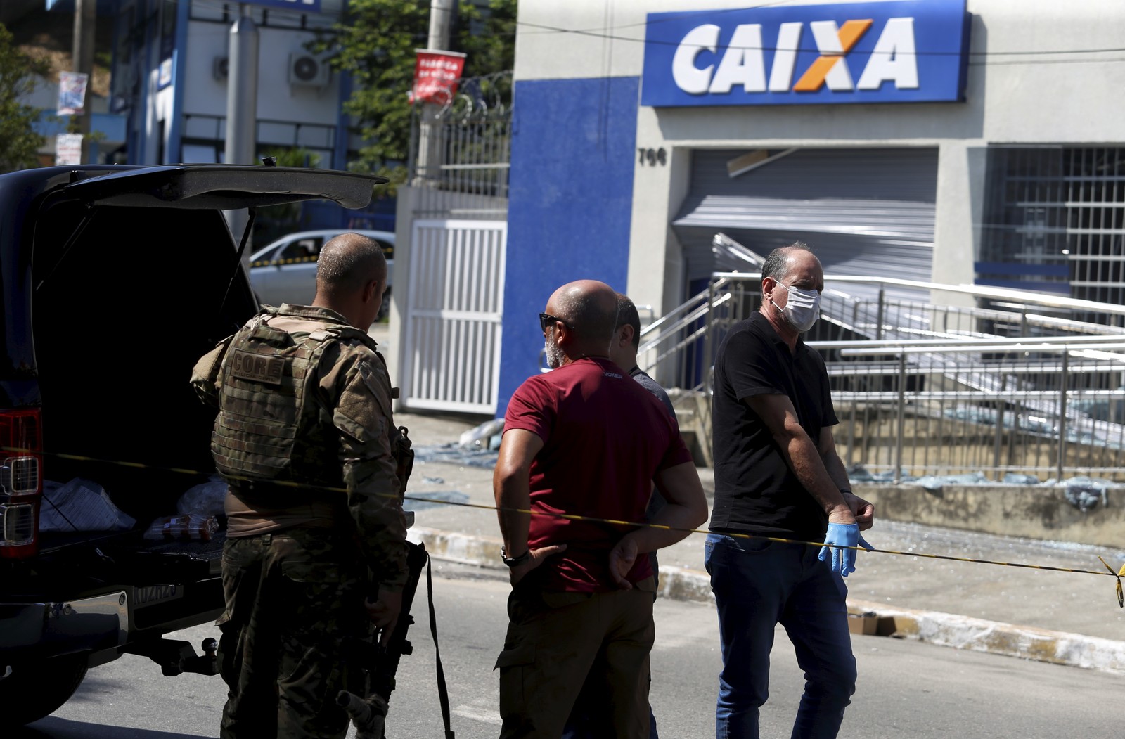 Bandidos explodem agência bancária em Duque de Caxias, policiais Federais no local para a perícia — Foto: Fabiano Rocha / Agência O Globo