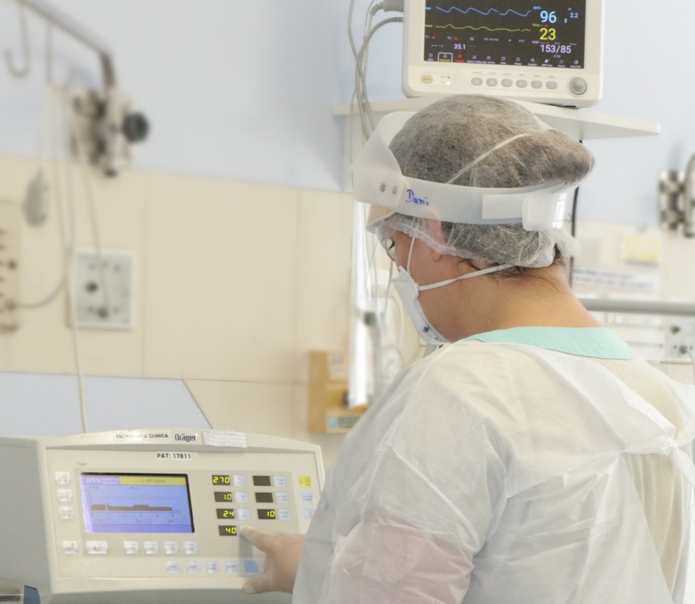 Danielle Penha Dassi, médica intensivista da UTI Covid no HR  — Foto: AI-HRPP