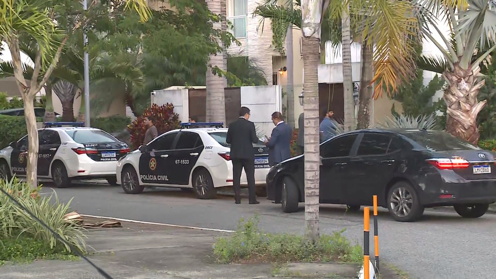 Policiais chegam à casa de Rafael Alves, irmão do presidente da Riotur, Marcelo Alves — Foto: Reprodução/TV Globo