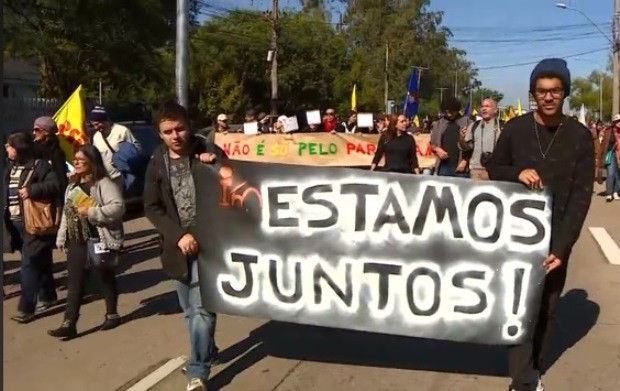 Estudantes apoiam professores em caminhada em Porto Alegre (Foto: Reprodução/RBS TV)