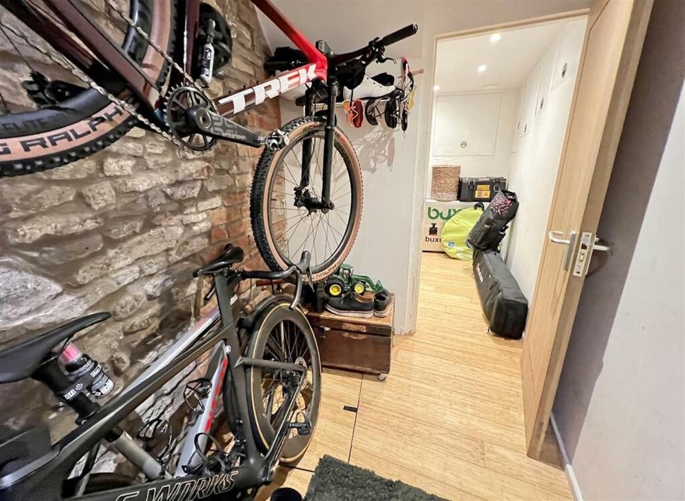 O hall de entrada com espaço para bicicletas e outros objetos foi elogiado pelos internautas — Foto: Rightmove / Reprodução