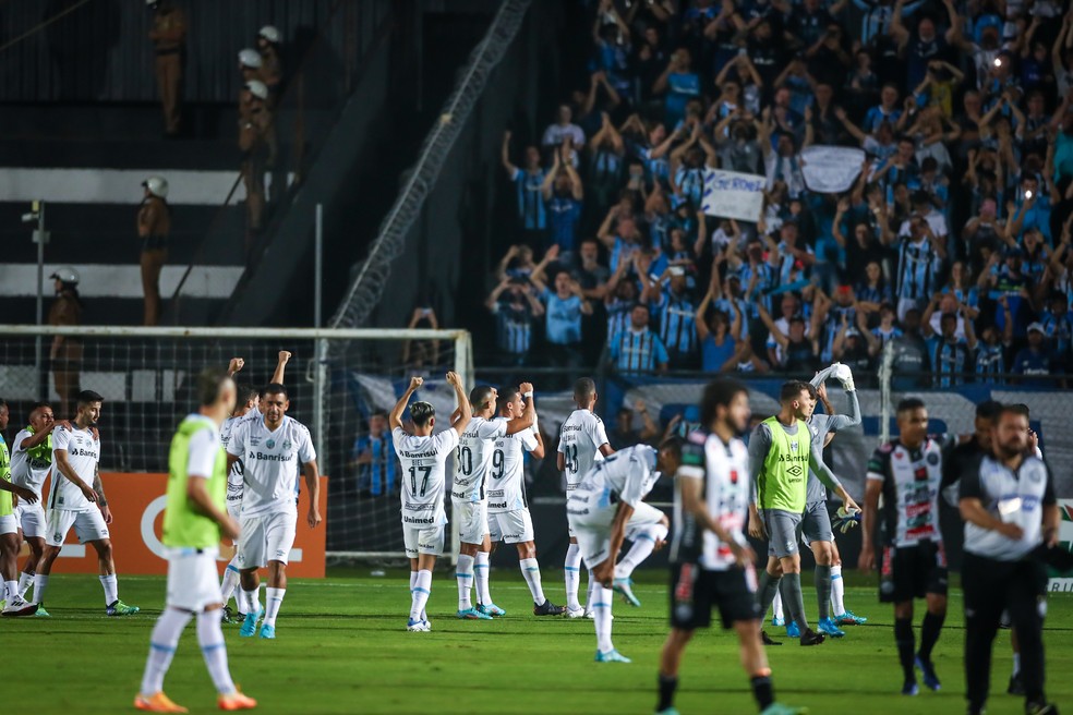 Vitória faz Grêmio arrancar na tabela da Série B