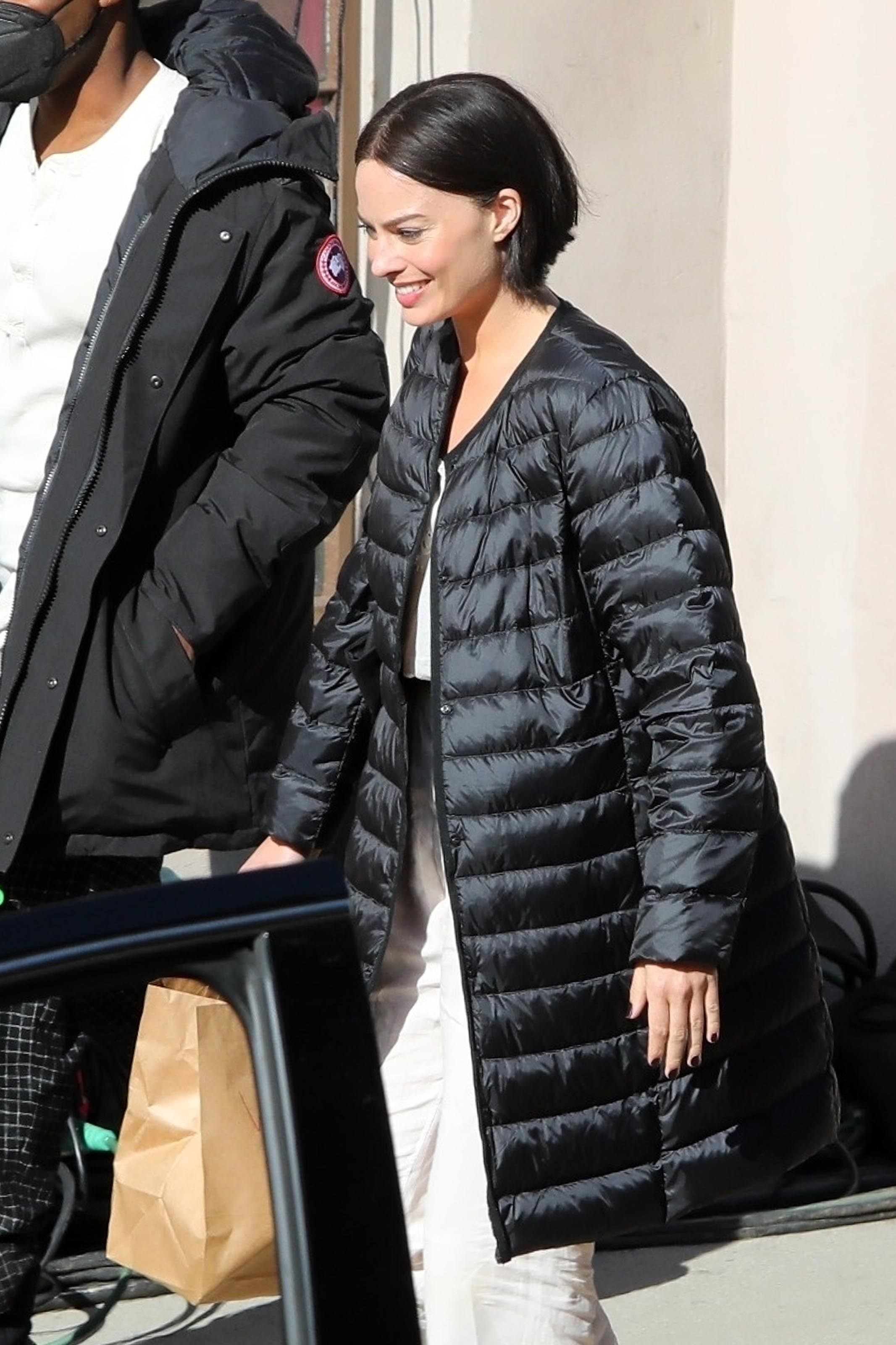 Photo © 2021 Backgrid/The Grosby Group16 MARCH 2021 Pasadena, CA  - *EXCLUSIVE* Margot Robbie and John David Washington head to the set from the makeup trailers while filming scenes for the Untitled David O. Russell Project in Pasadena. (Foto: Backgrid/The Grosby Group)