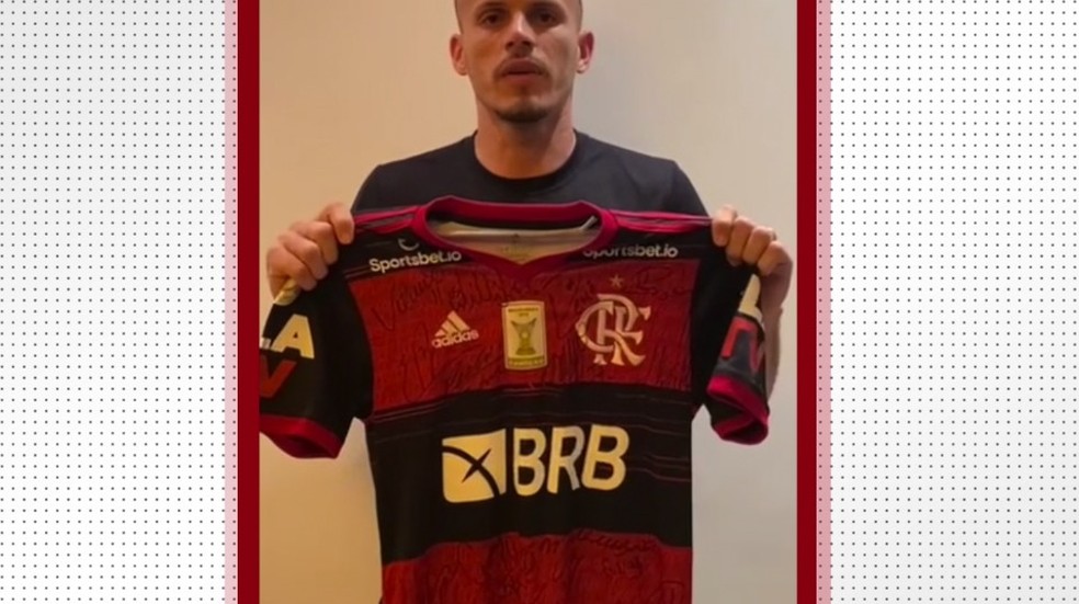 Renê doa camisa do Flamengo para Picos fazer rifa e ter dinheiro no Campeonato Piauiense  — Foto: Reprodução 