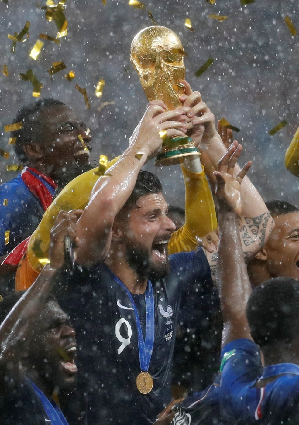 Giroud com a medalha e a taça de campeão do mundo — Foto: Reuters