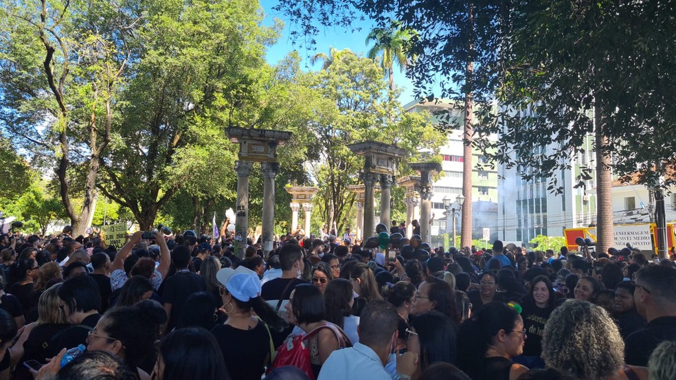 Concentração do protesto pelo piso salarial da enfermagem acontece na Praça do Derby, na região central do Recife, nesta sexta-feira (9) — Foto: Reprodução/WhatsApp