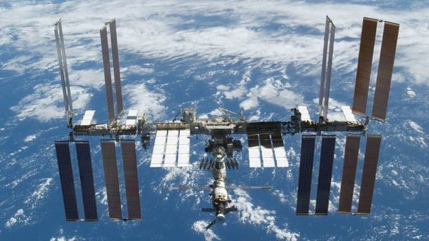 A estação é um centro de pesquisa e experiências científicas. Mede 109 metros de comprimento e 88 de largura e orbita a Terra a uma altura de 400 km (Foto: NASA via BBC News Brasil)