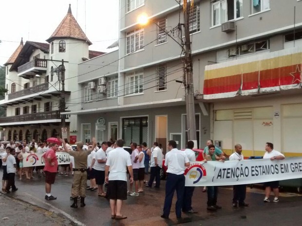 Trabalhadores fizeram manifestação nas ruas do Centro (Foto: Luiz Salviato/RBS TV)