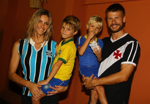Fernanda Lima e Rodrigo Hilbert com os filhos (Foto: Marcello Sá Barretto/AgNews)