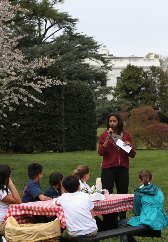 Em campanha em prol da alimentação saudável para crianças e adolescentes, Michelle Obama recebe estudantes para plantar vegetais na horta orgânica da Casa Branca (2015) (Foto: Getty Images)