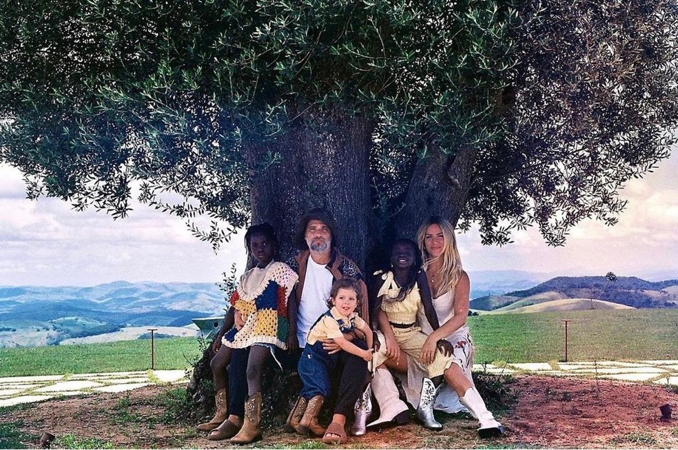 Bruno e Giovanna e os filhos Bless, Zyan e Titi — Foto: Reprodução/Instagram