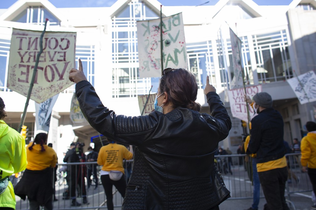 Manifestantes protestam em frente ao Centro de Convenções da Pensilvânia, nesta quinta-feira (5) — Foto: Kena Betancur/AFP