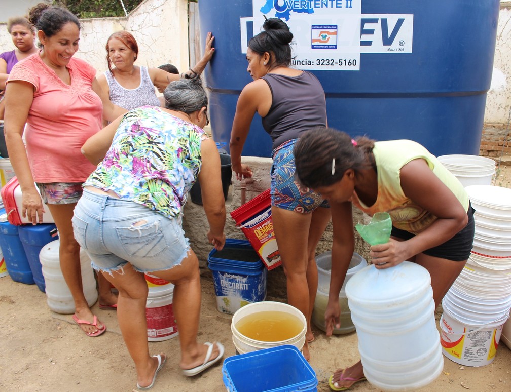 Sem água nas torneiras, moradores de Santana do Matos enfrentam fila para pegar água nos chafarizes espalhados pela cidade (Foto: Anderson Barbosa/G1)