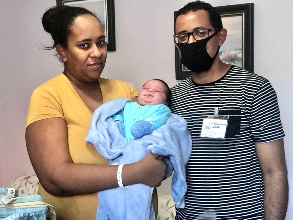 Débora e João Emanuel receberam alta sete dias depois do nascimento dele  — Foto: Gota de Leite/Divulgação