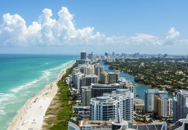 Miami Beach tem o Oceano Atlântico de um lado, Biscayne Bay e a cidade de Miami do outro. (Foto: MIAMI BEACH)