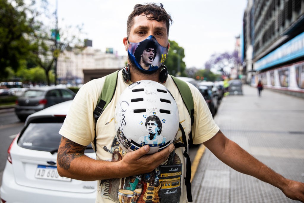Fãs prestam homenagem a Maradona em frente ao estádio Bombonera (Foto: Getty Images)