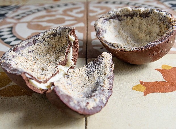O Saj lança o ovo Chocolamour com casca de chocolate crocante da tradicional farofa do restaurante e assinado pela chef Carole Crema. R$ 89 | 500 gramas (Foto: Divulgação)