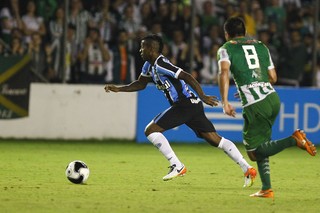 Roger testa Bolaños em nova função e vê atacante participativo em retorno