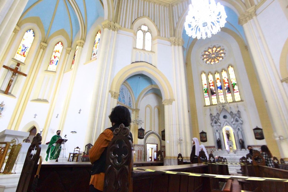 Catedral celebrou primeira missa presencial durante a pandemia em Santos. — Foto: Vanessa Rodrigues/A Tribuna Jornal