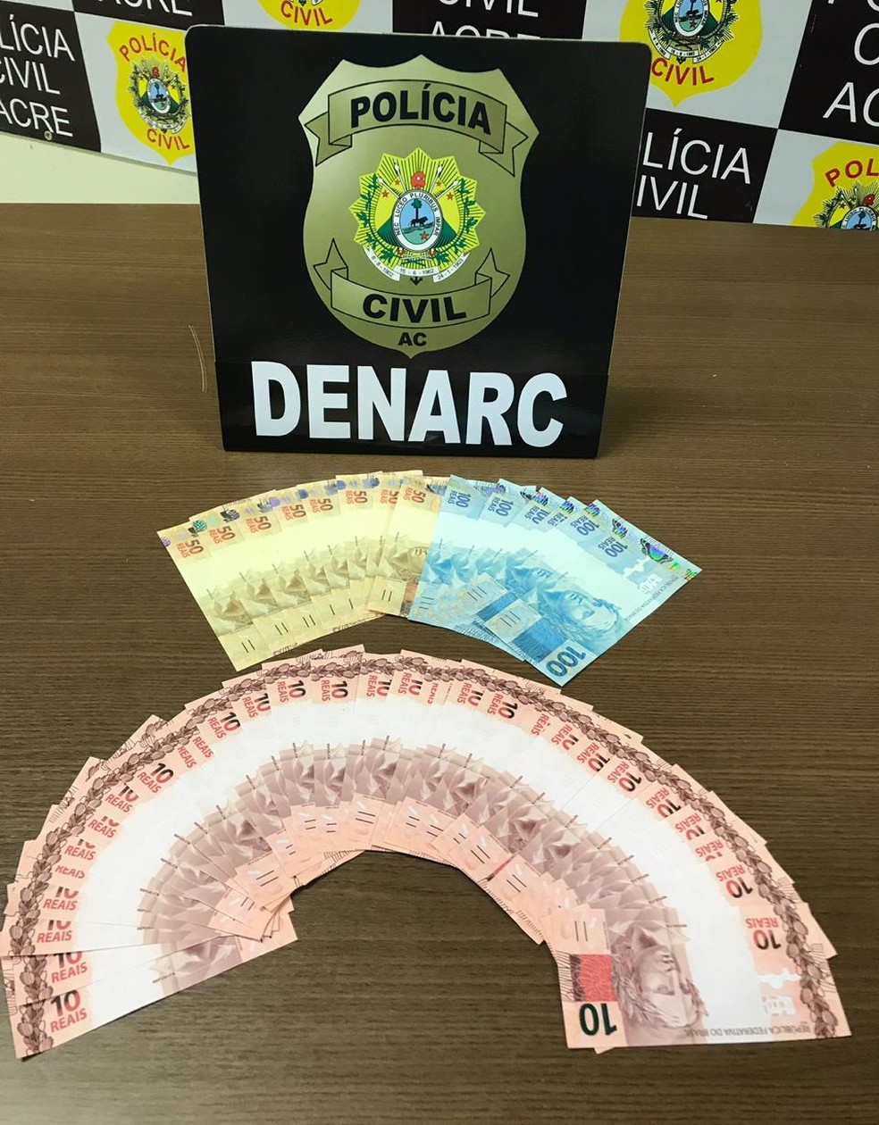 Foram apreendidas notas falsas de R$ 100, R$ 50 e R$ 10.  — Foto: Arquivo/Polícia Civil 