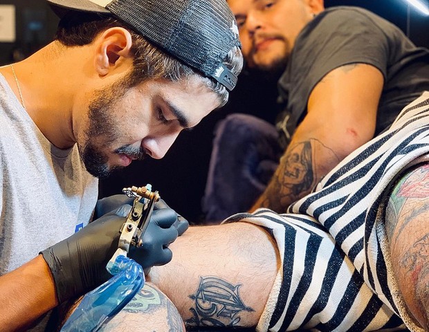 Caio Castro Ataca De Tatuador E Diz Se Tiver Coragem Quem Quem News
