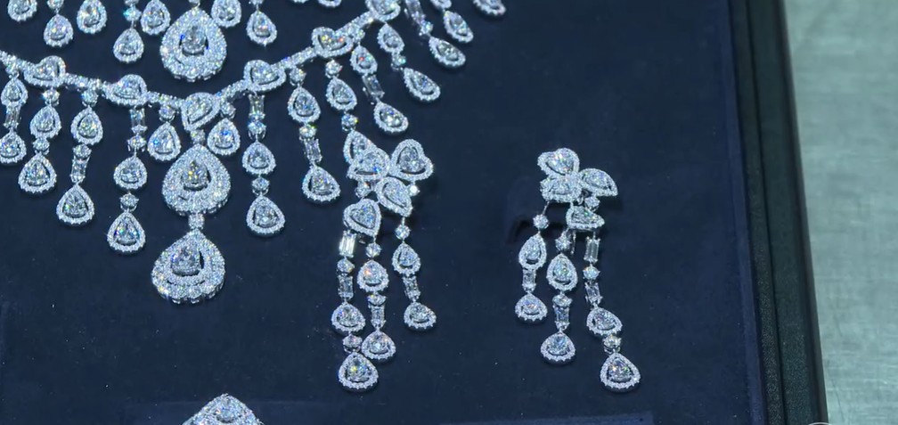 Detalhe de brincos e outras joias da marca Chopard apreendido pela Receita desde 2023 — Foto: Jornal Nacional 