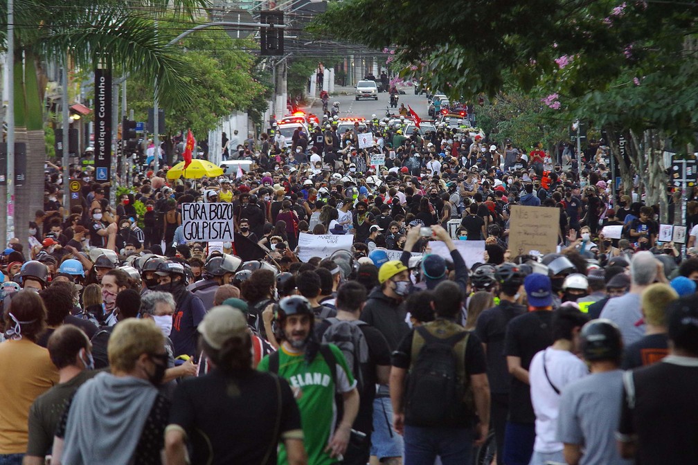 Protesto contra o governo Jair Bolsonaro, na região de Pinheiros, no Largo da Batata, em São Paulo (SP), neste domingo (7). Manifestantes começaram marcha em direção à Avenida Paulista, mas foram parados por bloqueios da policia militar na rua dos Pinheiros — Foto: Roberto Sungi/Futura Press/Estadão Conteúdo