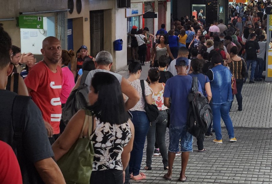 Passageiros enfrentam filas enormes na Central do Brasil atrás de cadastramento na tarifa social