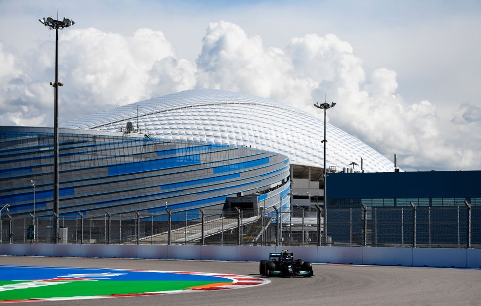 Valtteri Bottas, da Mercedes, no primeiro treino livre do GP da Rússia de 2021 — Foto: Rudy Carezzevoli/Getty Images