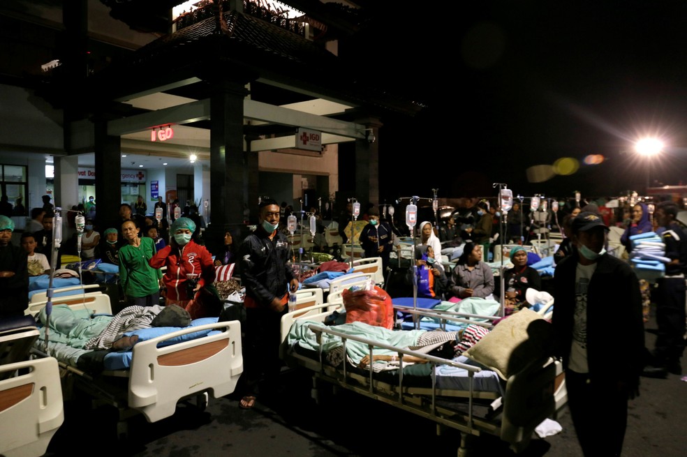 Pacientes s&atilde;o colocados fora de hospital ap&oacute;s tremor que atingiu a ilha de Lombok, na Indon&eacute;sia, neste domingo (5) (Foto: Johannes P. Christo/Reuters)