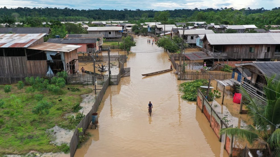 Em Boca do Acre, nível da água já atinge casas de moradores. — Foto: Divulgação/Defesa Civil