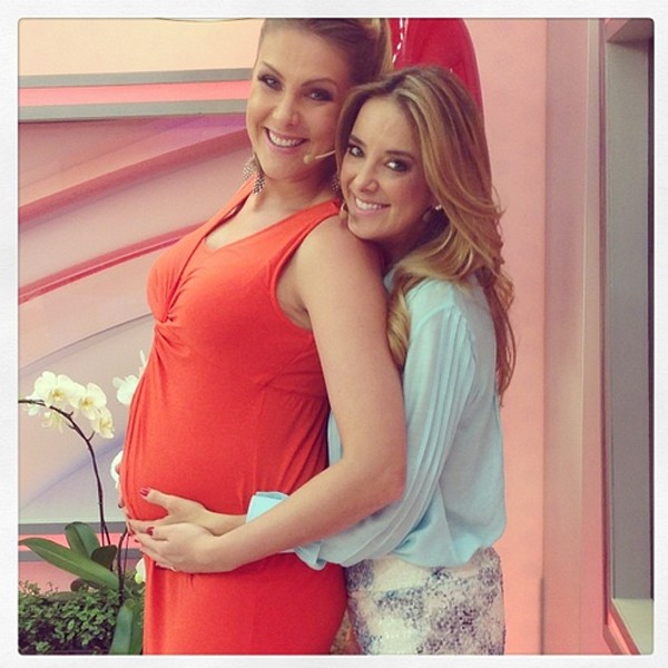 Ana Hickmann, grávida de 5 meses, com a colega de TV, Ticiane Pinheiro (Foto: Reprodução/Instagram)