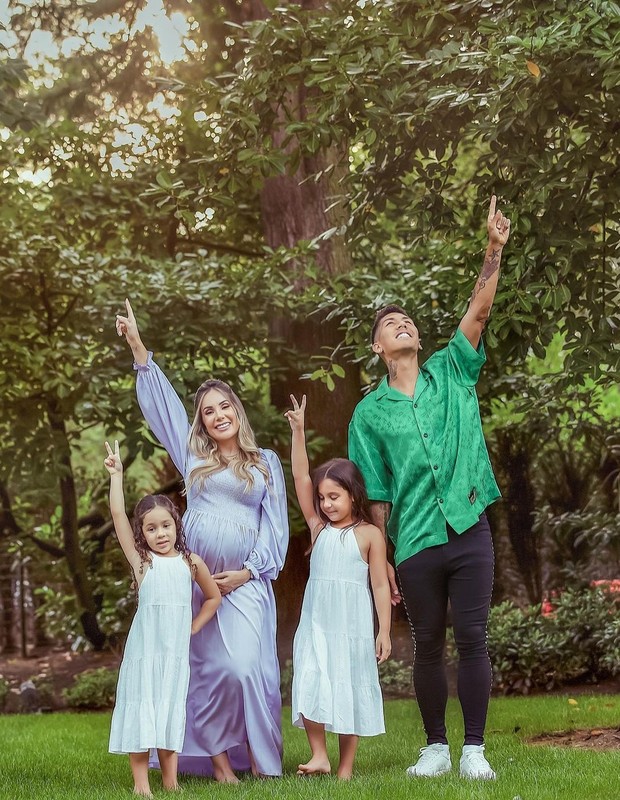 Firmino e Larissa com as filhas Bella e Valentina (Foto: Reprodução/Instagram)