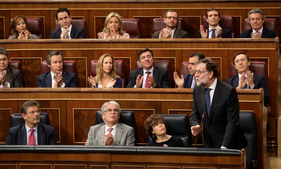 O primeiro-ministro espanhol, Mariano Rajoy, é aplaudido por deputados do Partido Popular durante sessão no Parlamento, em Madri (Foto: Sergio Perez/Reuters)