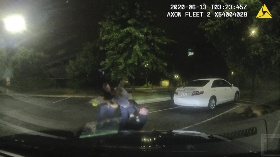 Imagem mostra Rayshard Brooks lutar com os policiais Garrett Rolfe e Devin Brosnan no estacionamento de um restaurante Wendy's no sábado, 13 de junho de 2020, em Atlanta, antes de ser morto — Foto: Departamento de Polícia de Atlanta via AP